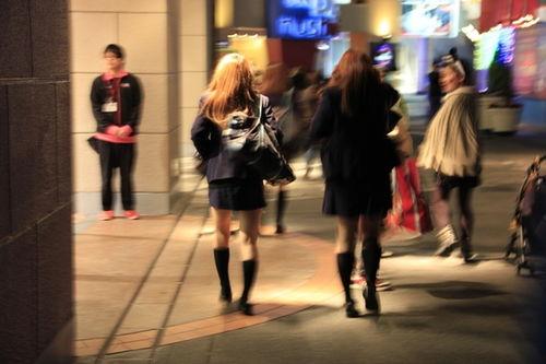 日本穿脱丝袜,日本时尚穿搭的精致演绎