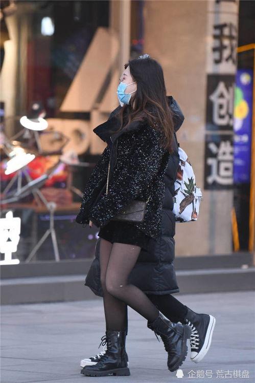 美女冬天穿的类似丝袜,丝袜美腿，尽显女性优雅魅力