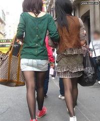 春天穿丝袜到广场玩,广场漫步的时尚演绎