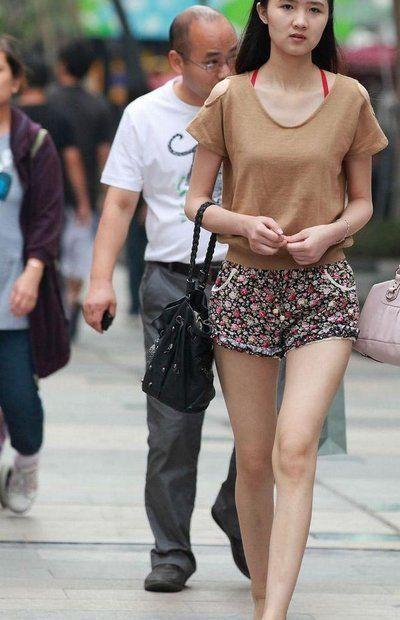 街拍美足丝袜图片,捕捉时尚与魅力的瞬间